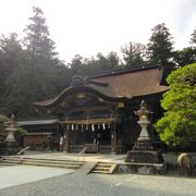 森の中の厳かな神社