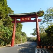 景色の良い高台にあったのでメトロ駅から少し歩きます