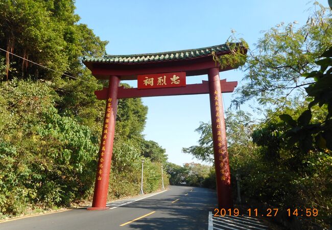 景色の良い高台にあったのでメトロ駅から少し歩きます