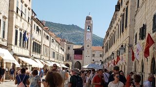 東西に延びるメイン通り