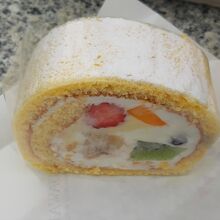 ゴロッとしたサイズの果物数種が詰まったフルーツ・ロール。