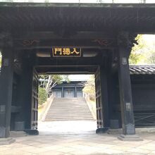 入徳門から見る杏壇門
