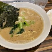 ボリューム満点の醤油とんこつラーメン♪( ´θ｀)