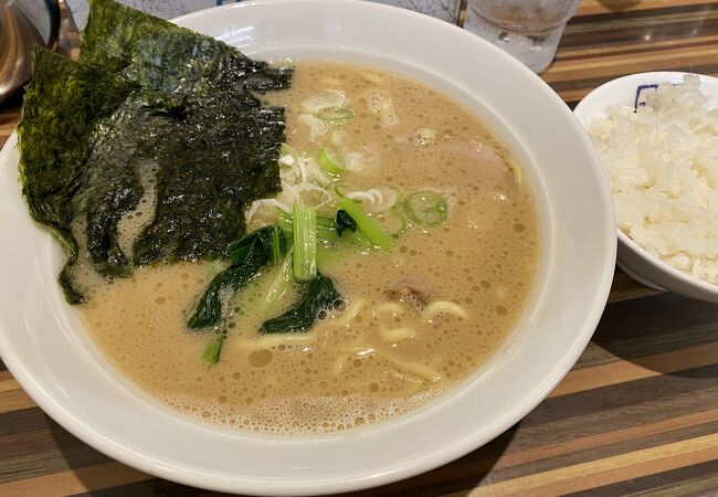 ボリューム満点の醤油とんこつラーメン♪( ´θ｀)