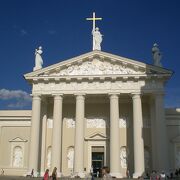 ヴィリニュスの中心に建つ大聖堂