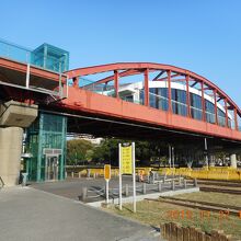 鉄道園区天空雲台 (旧公園路橋) と高雄臨港線のレール