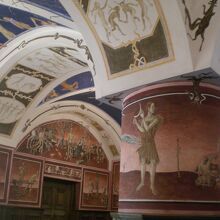 大学の言語学部の建物にあるフレスコ画の壁画