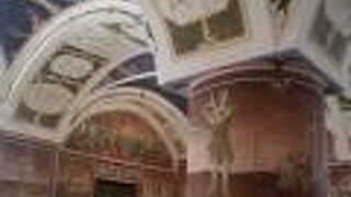 大学の中にフレスコ画の壁画や豪華な図書室、教会があります。