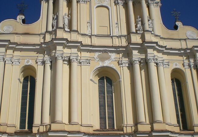 ヴィリニュスの旧市街地にあるクリーム色の外観の教会