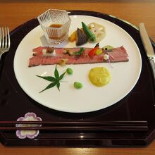 ローストビーフには色々な付け合わせやディップ