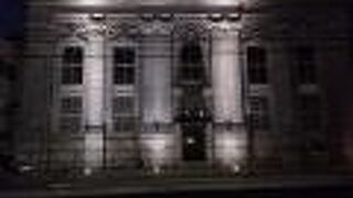 ギリシャっぽい柱は装飾かな