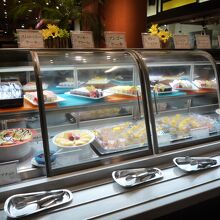 ケーキ屋のようなデザートが並びます