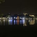 ハノイの街明かりが美しく照らす夜の湖