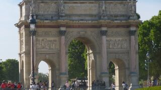 ルーブル美術館の敷地に