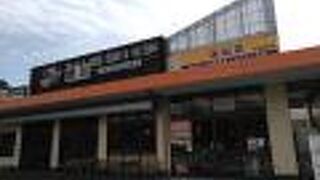 大型ドライバー向けの中規模のパーキングエリア