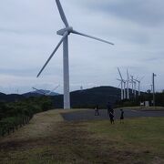 風力発電の風車が並ぶ丘
