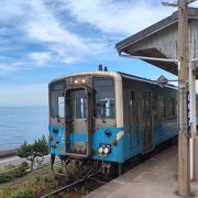 海と駅の間に国道が走る