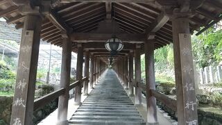 上中下に分かれ本堂まで