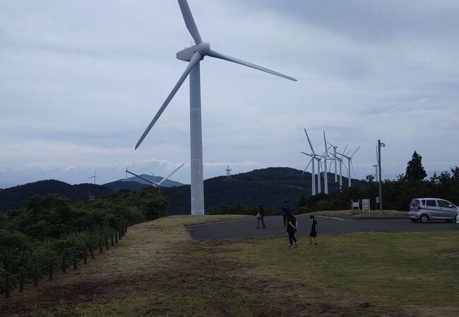 風力発電の風車が並ぶ丘