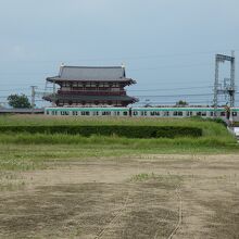 朱雀門の北側を通る近鉄電車