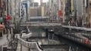 戎橋の東側にあります。