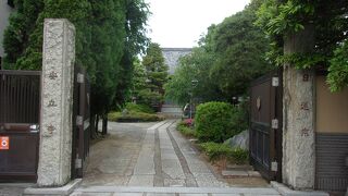 江戸時代には、市中から離れた日暮里村蛍沢の静かな森の中だったのではないかと想像を巡らす。