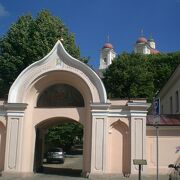 外壁がピンク、祭壇が緑色のロシア正教会
