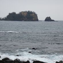海の向こうには岩の島が見えて景色が良いです。