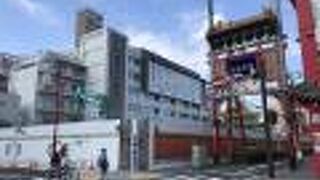 関帝廟通り入口地久門は中華学校建て替えでアップに