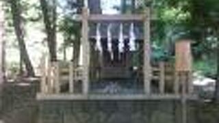 中州にある小さな神社