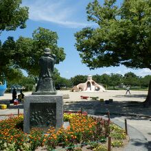 遊戯施設や芝生がある広場