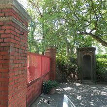 赤門と歩哨舎のモニュメント