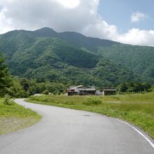 平湯温泉からはずっと上り坂。車で行くのが便利です。