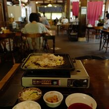 飛騨牛鉄板焼定食（1600円）の様子。アツアツで美味しい！