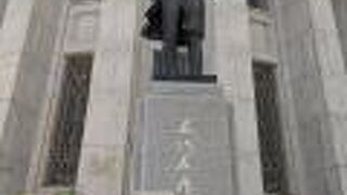 比較するのもなんですが、東証よりも大阪証券取引所の方が威厳ある建物に見えませんか？