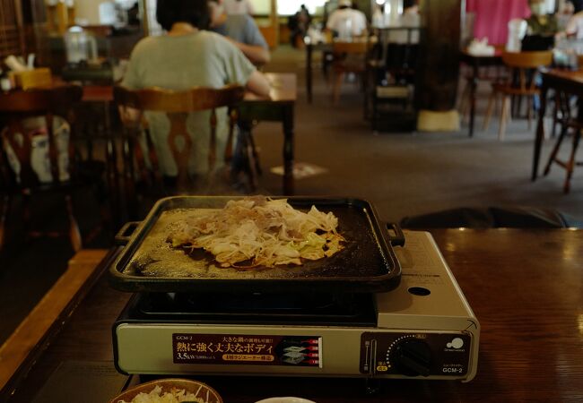 卓上のカセットコンロで焼く「飛騨牛鉄板焼」は、美味しい飛騨牛をアツアツで食べれて超オススメ！