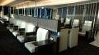 ゆったりした配置、マッサージチェアあり