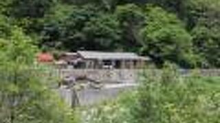 欅平駅から徒歩1時間10分ほど。