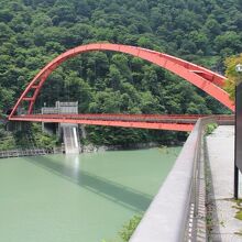 宇奈月ダムの赤い橋