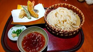 雰囲気も良いうどんの人気店で一杯