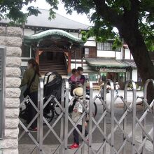 山門というよりも幼稚園の門という感じ