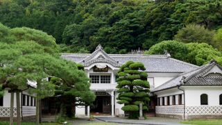 学校ながらユニークな建物で、ここにも長八の手による作品があるので見逃せない