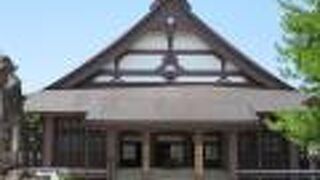 お寺であり駐車場でもある