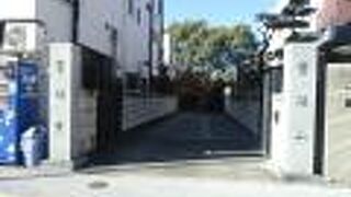 樹木が多く庭園がある美しい境内