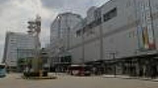 改札を出てすぐ