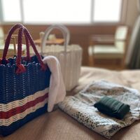 部屋に用意されている女性用のカゴバッグ