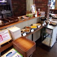 朝食会場の料理のラインナップ。