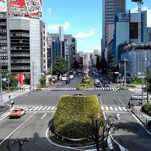 東京駅八重洲口から東へと向かう大通りです