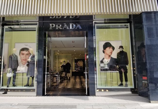 PRADAのコートです。数年前に銀座の路面で購入。