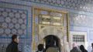 青いタイルの装飾が壮麗